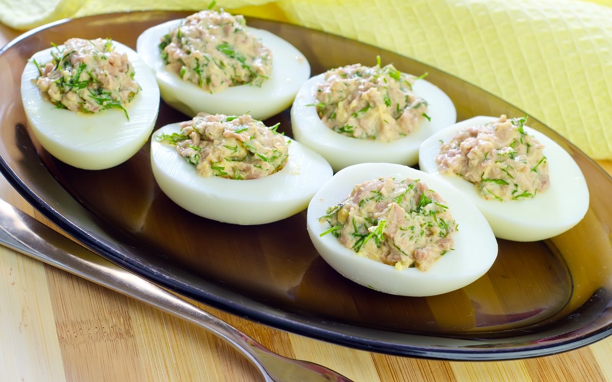 Яйца, фаршированные печенью трески: рецепт с фото